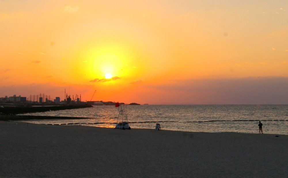 市民憩いの夕日の名所「トロピカルビーチ」